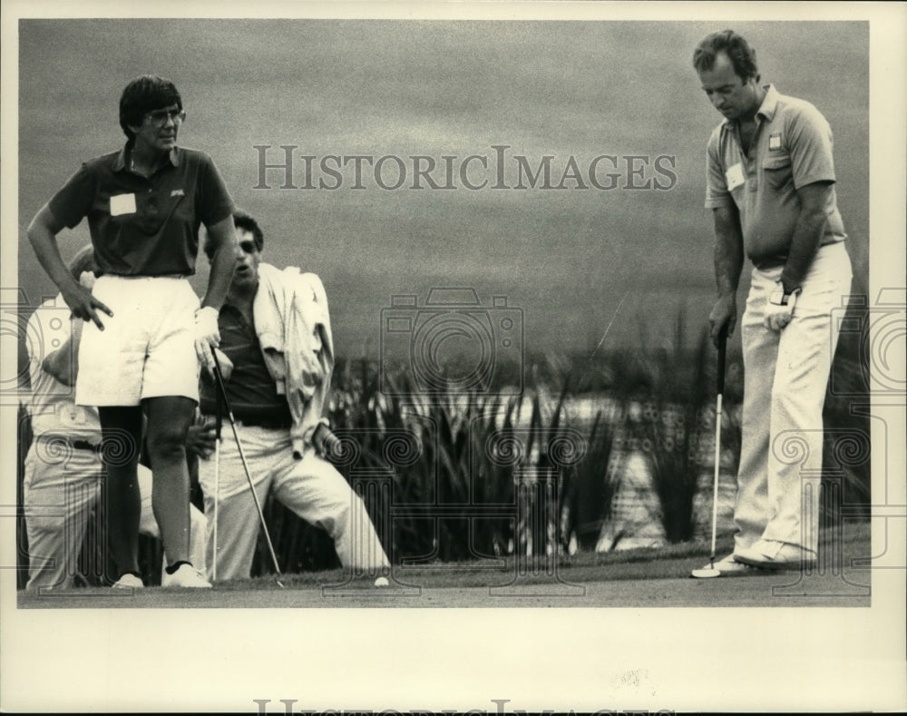1986 Press Photo Mike Reardon putts during round at Albany, NY Country Club - Historic Images