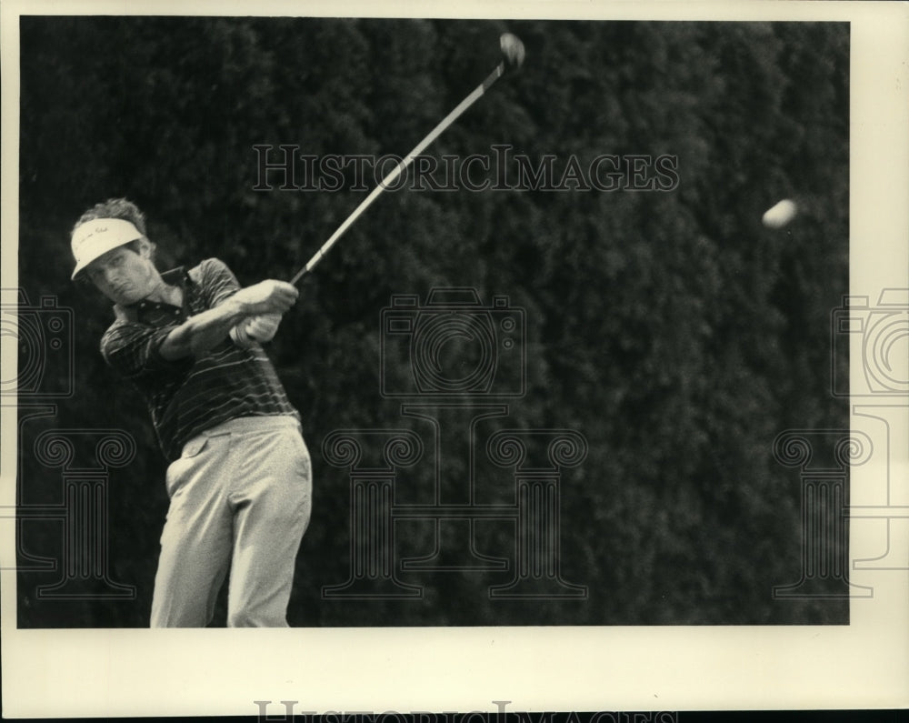 1986 Press Photo Bill Frutchy tees off at Wolferts Roost in Albany, New York - Historic Images