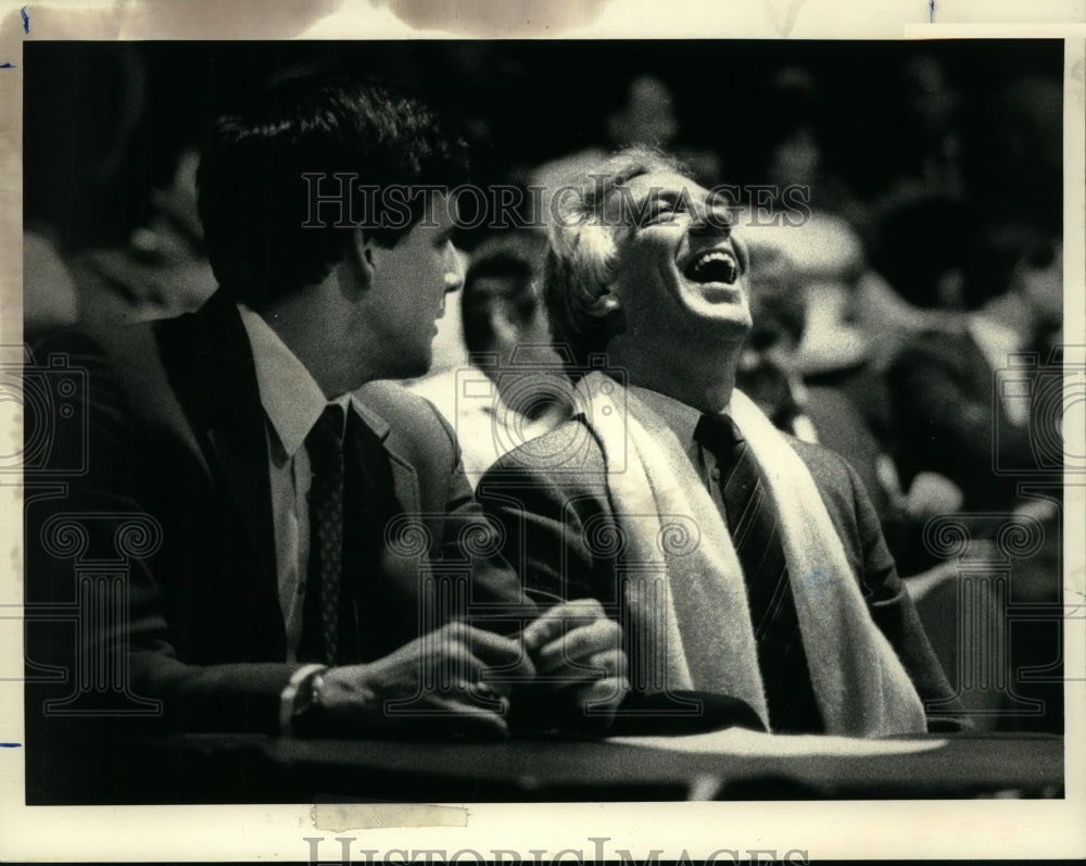 1986 Press Photo Albany Patroons coaches on sideline during game in New York - Historic Images