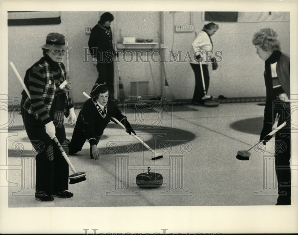 1984 Press Photo Women's curling team during match in Albany, New York - Historic Images