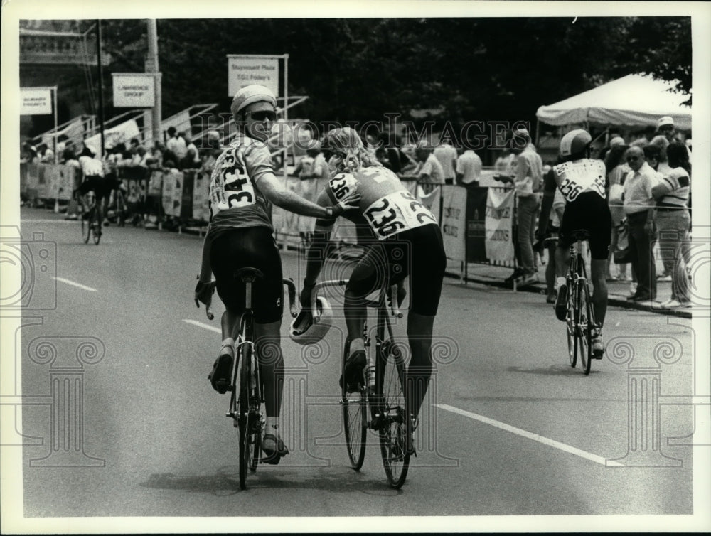 1990 Press Photo Bicyclists ride in National Cycling Federation race in New York - Historic Images