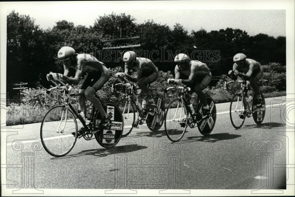 1990 Press Photo Bicyclists ride down route 5 during New York road race - Historic Images