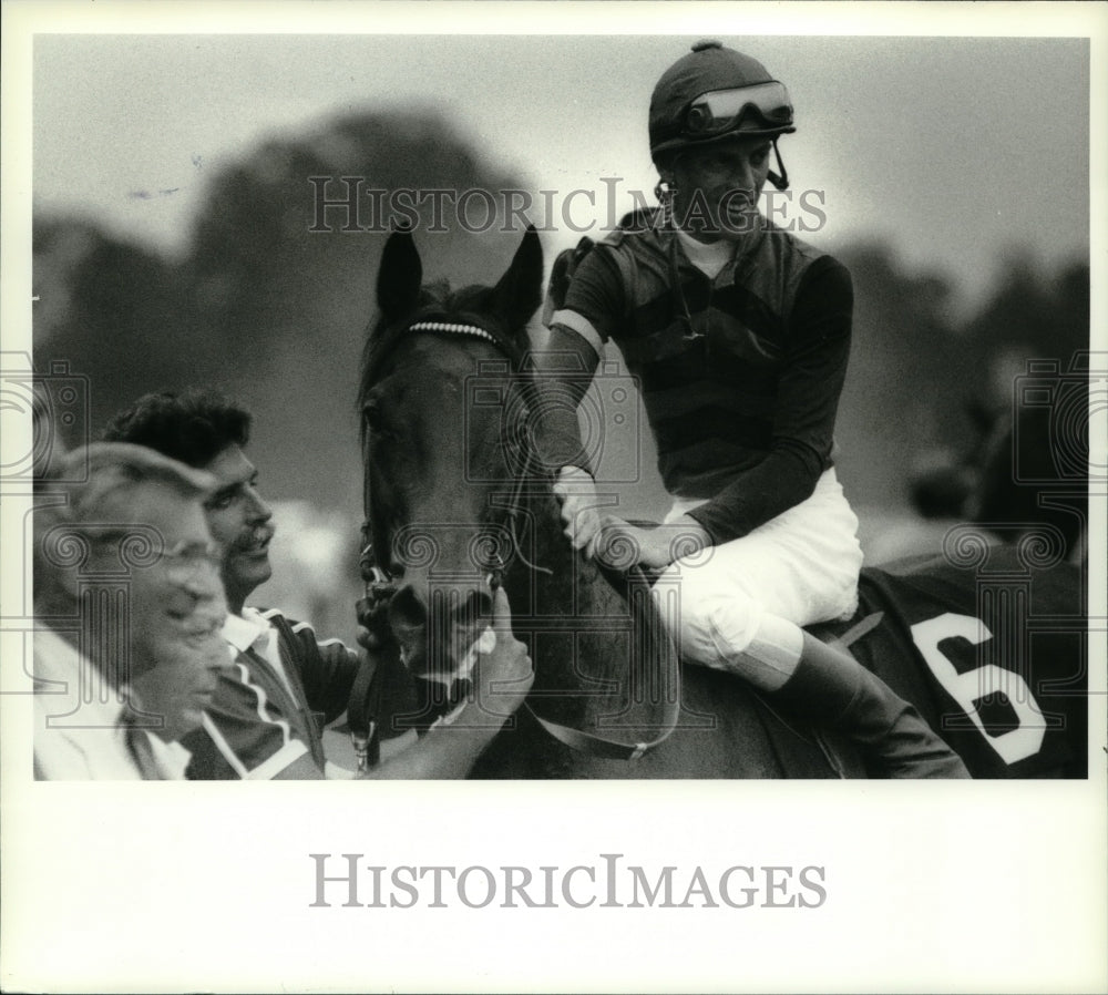 1989 Press Photo Jockey Richard Migliore &amp; Three Way Split in Saratoga, New York - Historic Images