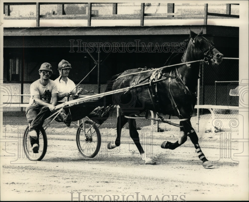 1988 Press Photo Trainer-driver Barry Segel (L) and Jockey Pat Day with horse - Historic Images