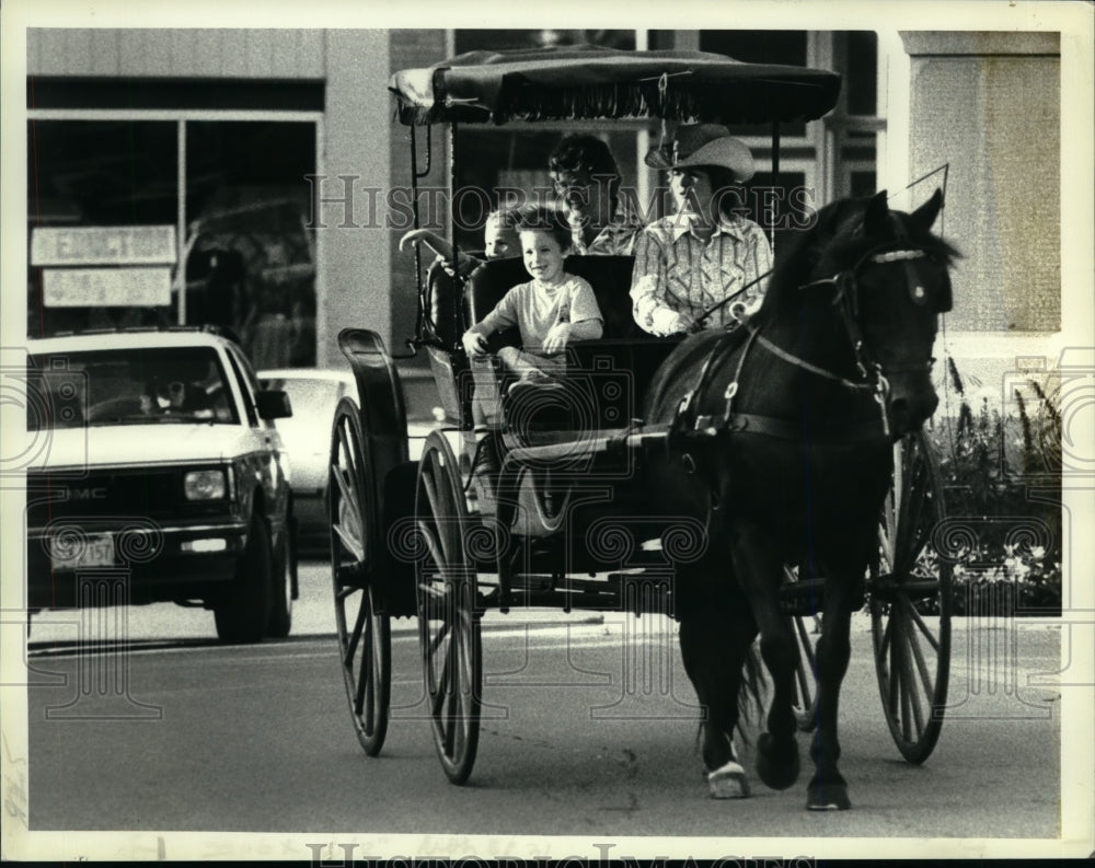 1989 Press Photo Surry ride at ice cream social, driven by Gail Crawford, NY- Historic Images