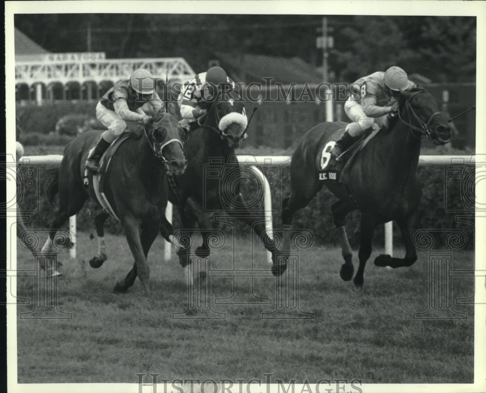 Press Photo Three horse photo finish at the Saratoga Flat Track in New York - Historic Images