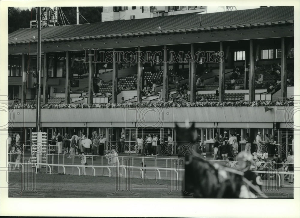 1980 Press Photo Fans watch race from grandstand at Saratoga Raceway, New York - Historic Images