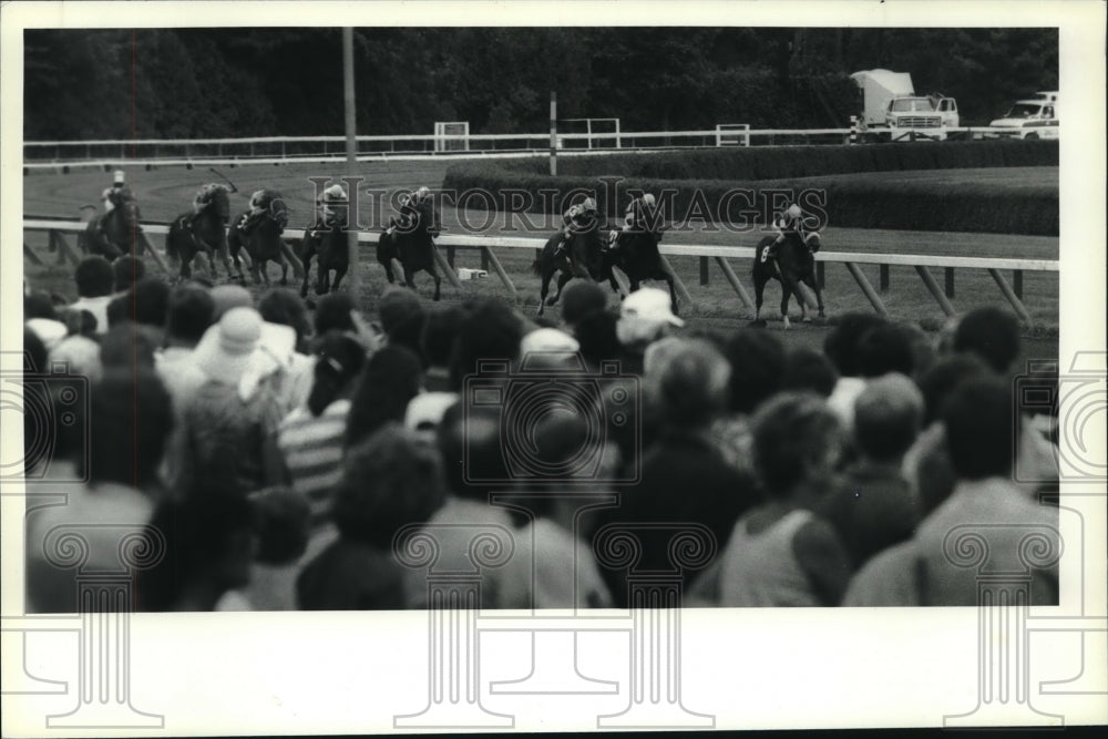 1987 Press Photo Spectators crowd rail during race at Saratoga Raceway, New York - Historic Images