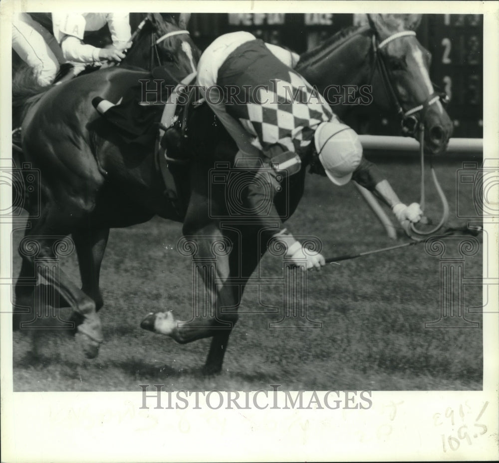 1980 Press Photo Jockey falling from horse during race at in Saratoga, New York- Historic Images