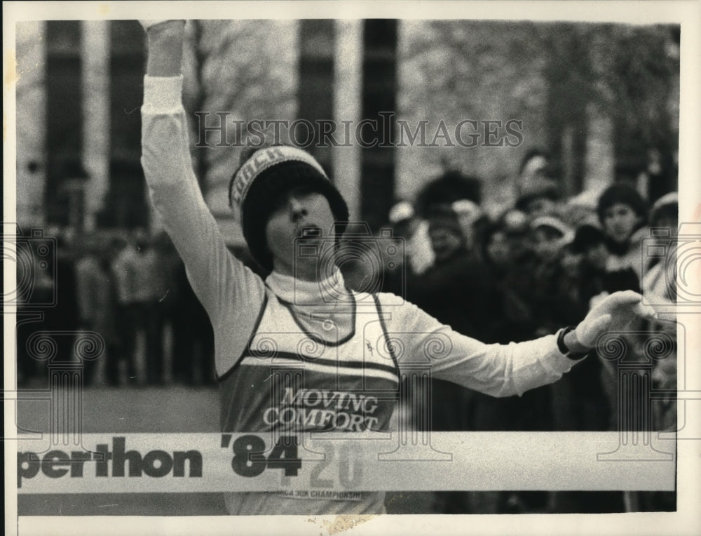 1984 Press Photo Runner Anne Herd cross finish line in Albany, New York race- Historic Images