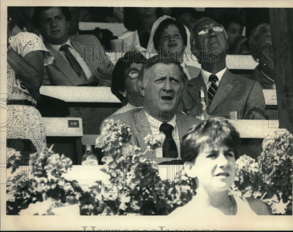 1985 Press Photo George Steinbrenner in grandstand at Saratoga Raceway, New York - Historic Images