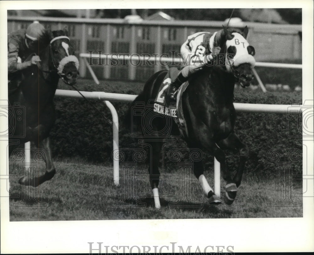 1990 Press Photo Mike Smith on Social Retiree wins at Saratoga Raceway, new York - Historic Images