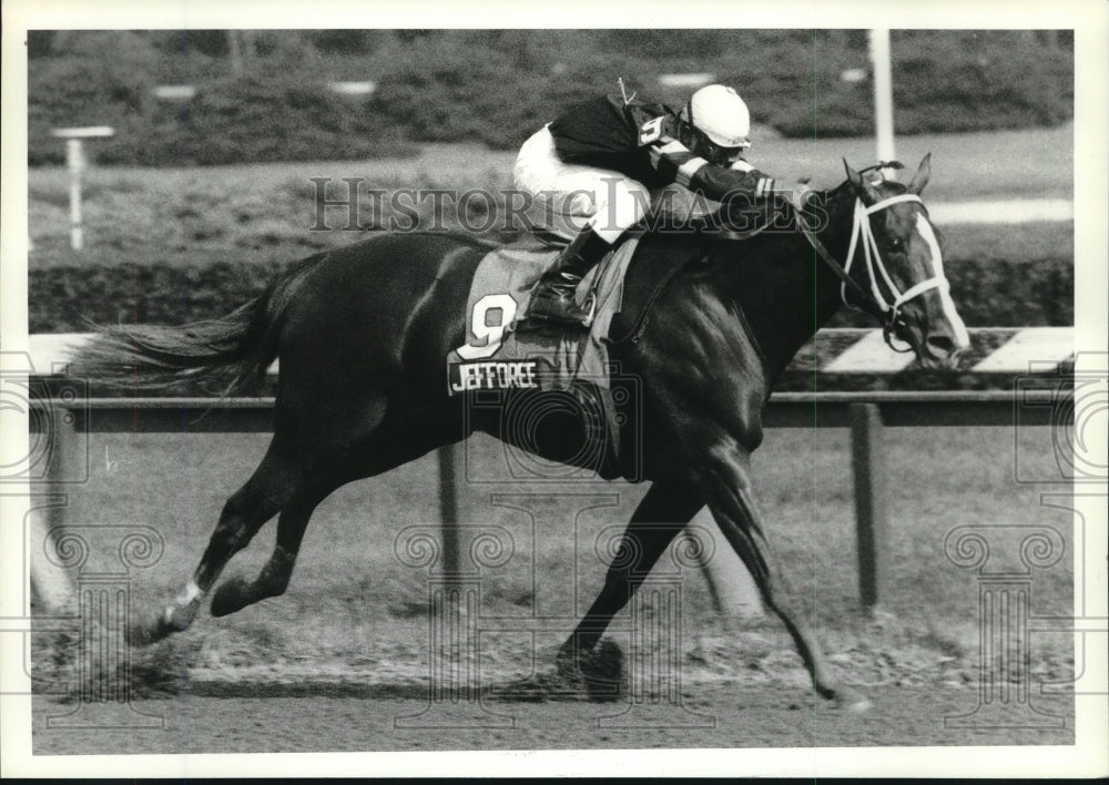 1990 Press Photo Jefforee crosses finish line at Saratoga Raceway in New York - Historic Images