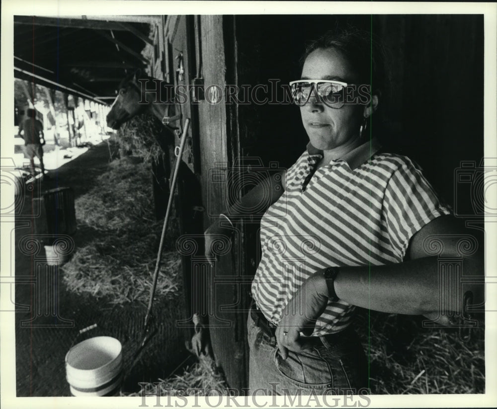 1990 Press Photo Stable worker taking a break at Saratoga Raceway in New York - Historic Images