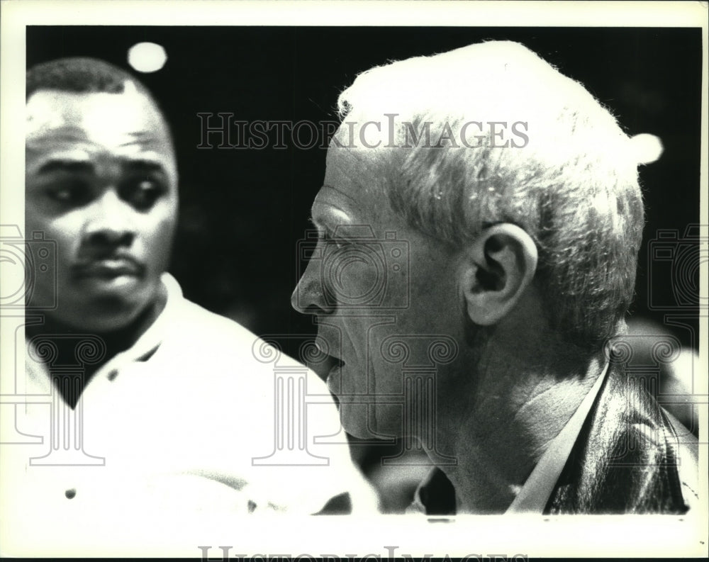 Press Photo Bill Musselman (right) talks with another man (unidentified)- Historic Images