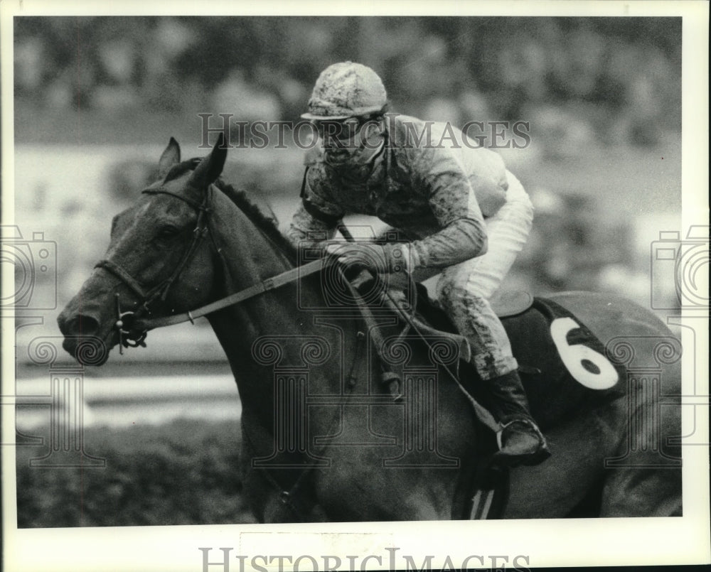 1987 Press Photo #6 McBurney with Jeff Teter up in the final stretch at Saratoga - Historic Images