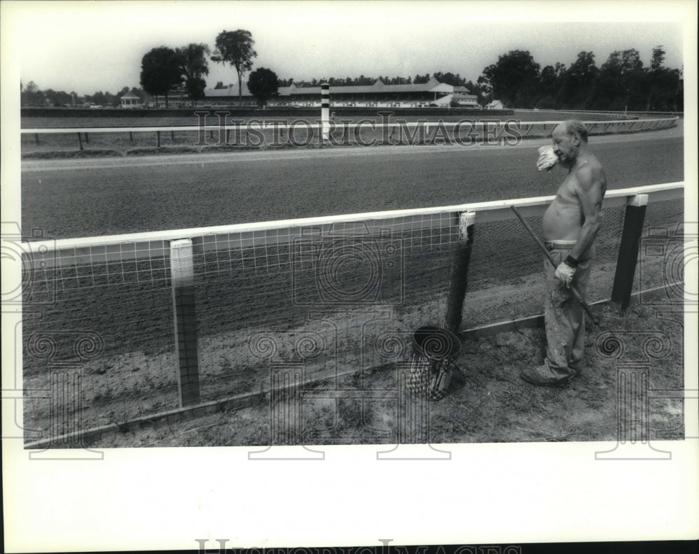 1989 Press Photo Fred "Speed" Boyce works at the Saratoga Race Track, New York- Historic Images