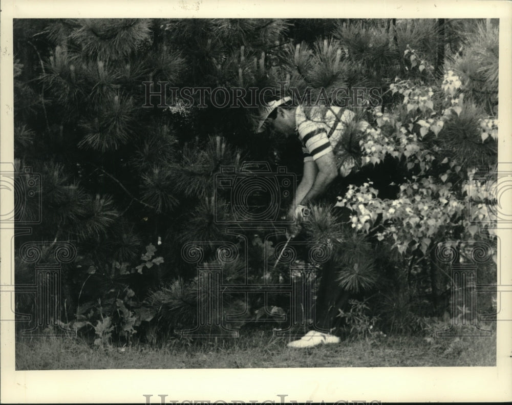 Press Photo David Vivian hits from deep in the rough during round in New York - Historic Images