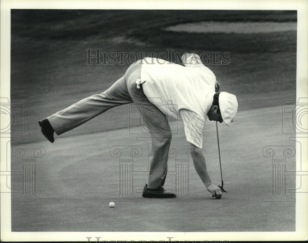 1987 Press Photo Tom Haggerty repairs ball mark during round in New York - Historic Images