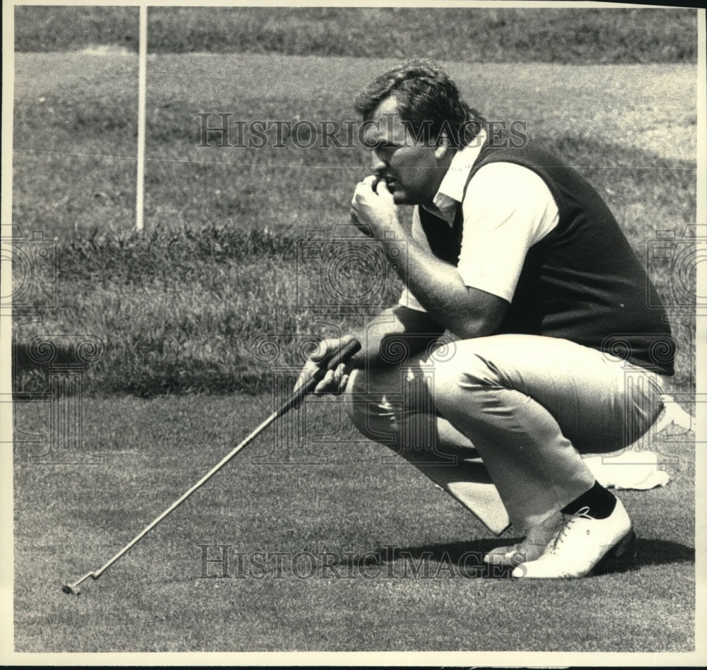 1986 Press Photo Dan Spooner lines up a putt during a round in Troy, New York - Historic Images