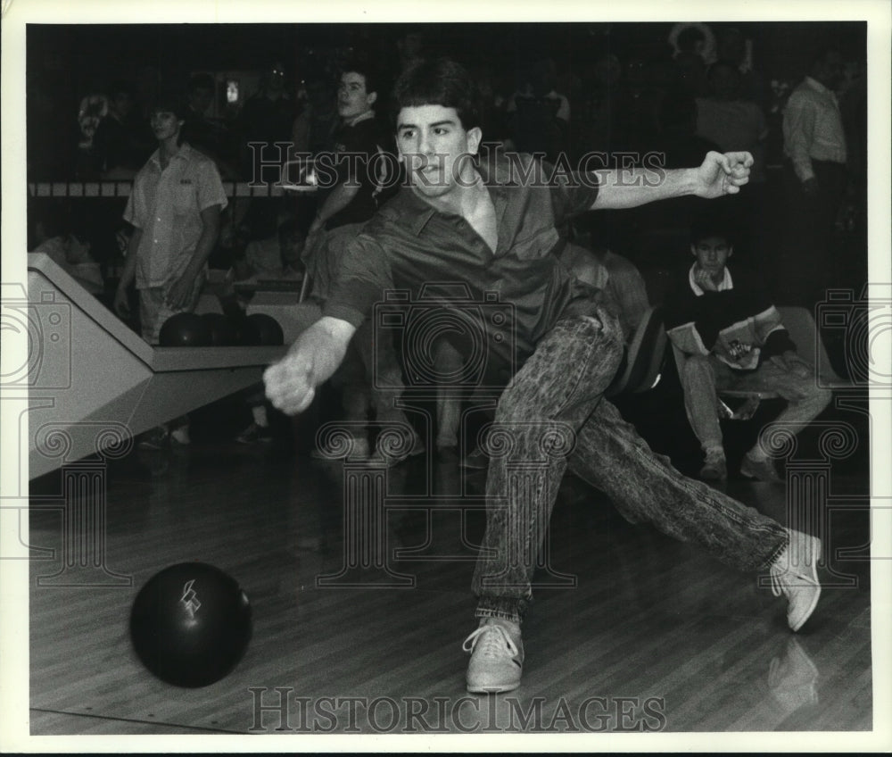 1989 Press Photo Bowler Richard Jerard of the CBA shows his form - tus01334 - Historic Images