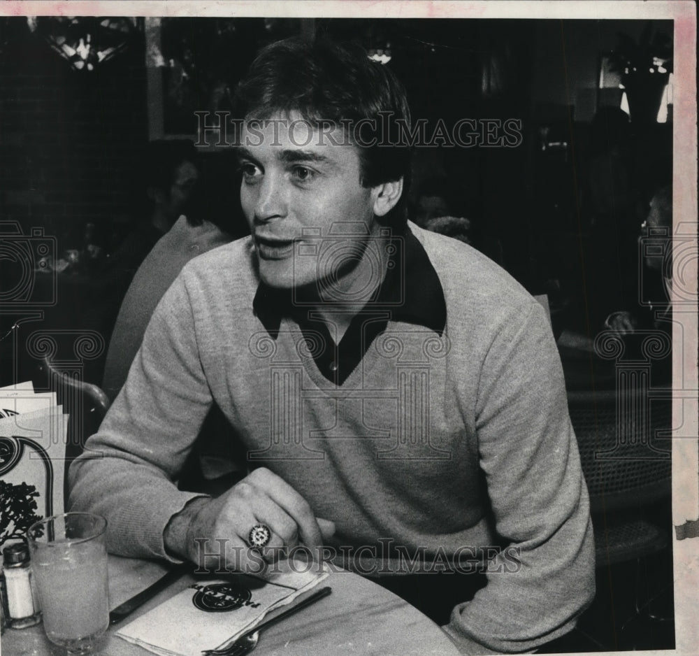 Press Photo Canadian hockey player Peter Mahovlich at Parc V Cafe in New York - Historic Images