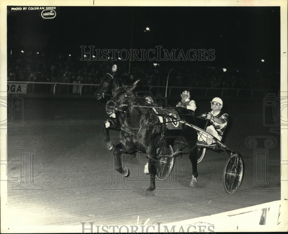 1978 Press Photo Harness racers cross finish line at Saratoga Raceway, New York - Historic Images