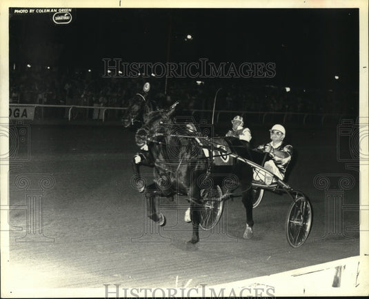 1978 Press Photo Harness racers cross finish line at Saratoga Raceway, New York - Historic Images