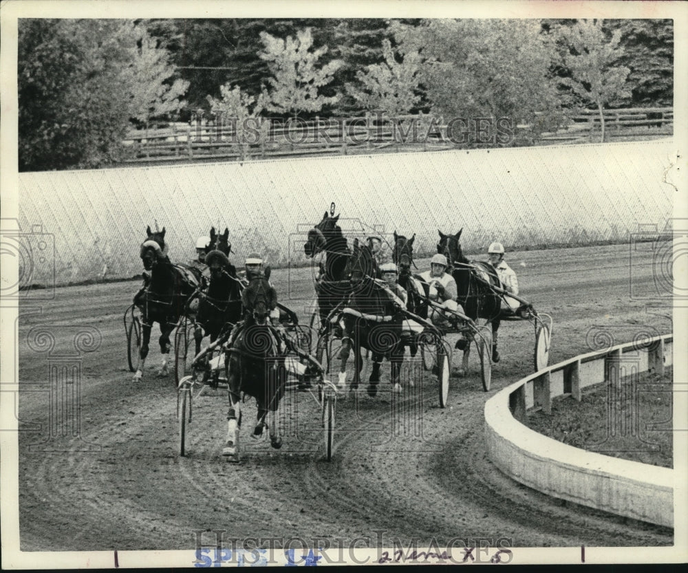 1977 Press Photo Horses with drivers round the corner at Saratoga Harness Track - Historic Images