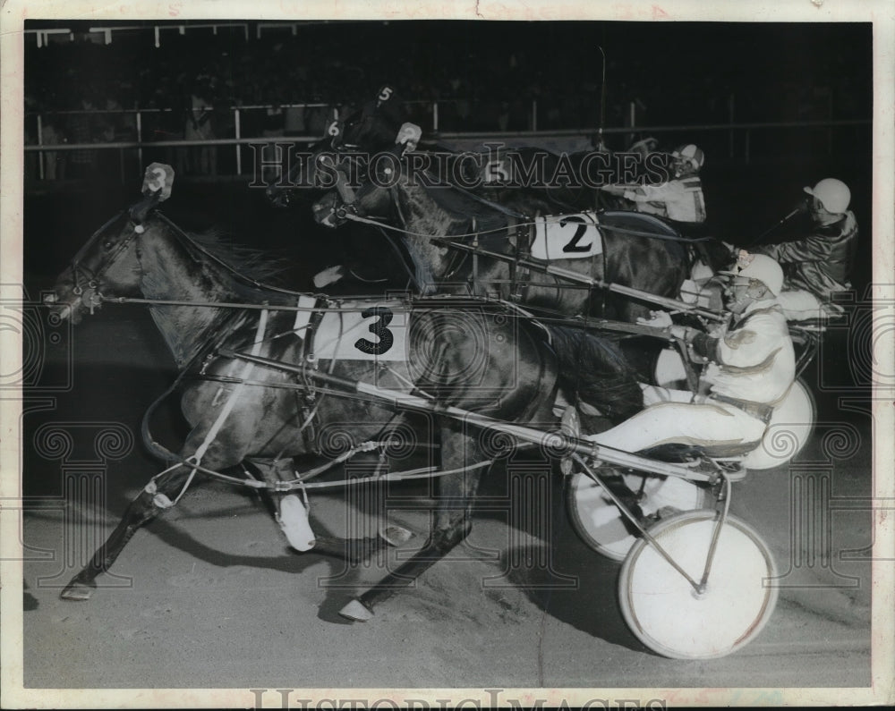 Press Photo Harold White drives #3 Prompter to victory in the 2nd division - Historic Images