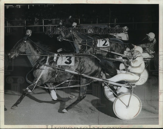 Press Photo Harold White drives