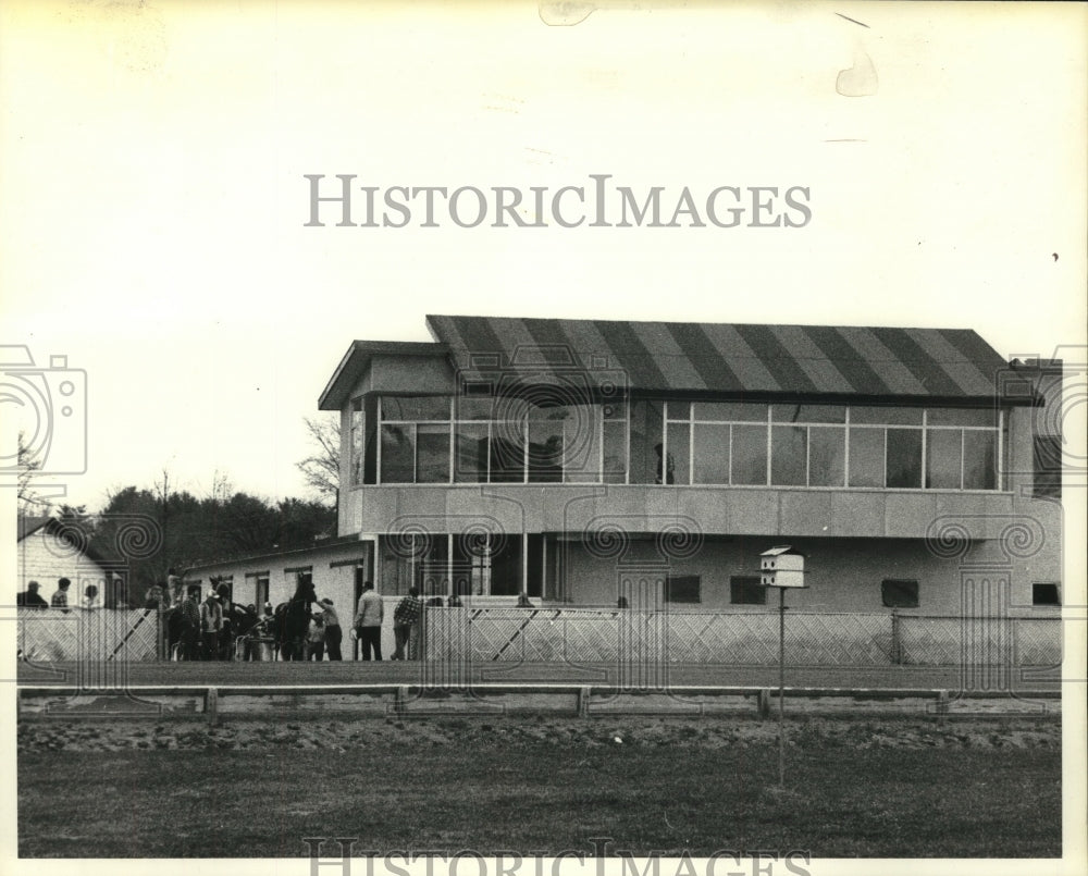 1978 Press Photo Crowd looks at the new paddock area at Saratoga Harness Track - Historic Images