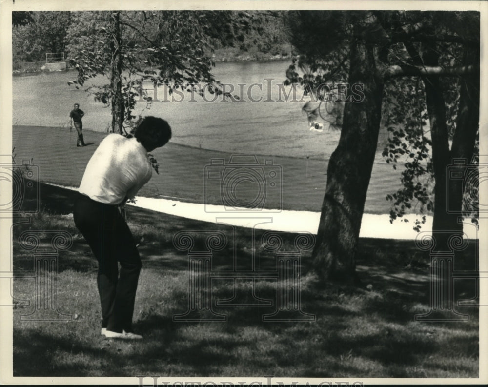 1984 Press Photo Rex Caldwell hits from rough during round in Albany, New York - Historic Images