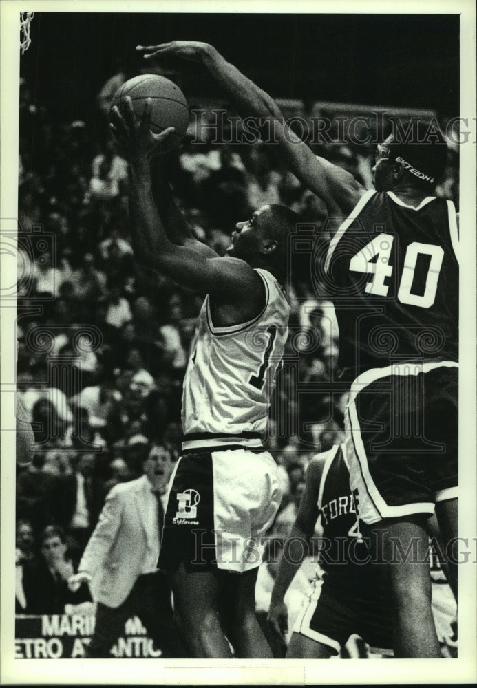 Press Photo LaSalle University basketball player Randy Woods plays in New York- Historic Images