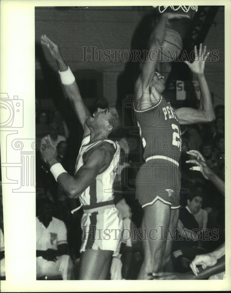 1987 Press Photo Albany Patroons vs Pensacola Tornados action in New York - Historic Images