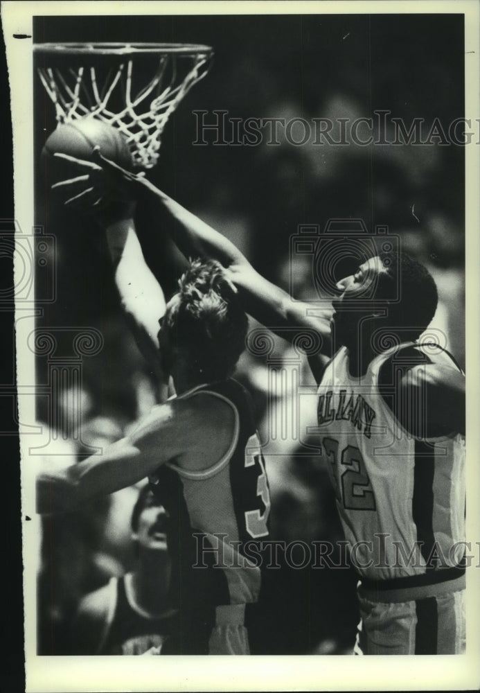 1986 Press Photo Albany Patroons player blocks shot during game in New York - Historic Images