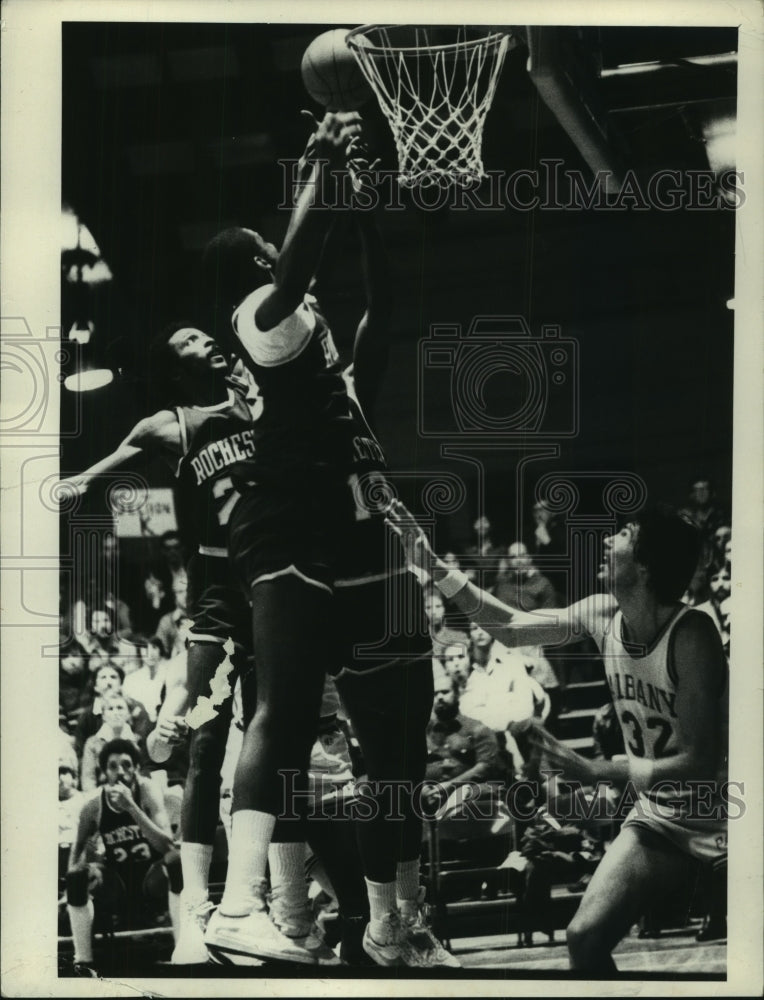 1987 Press Photo Albany Patroons vs. Rochester Flyers action in New York- Historic Images