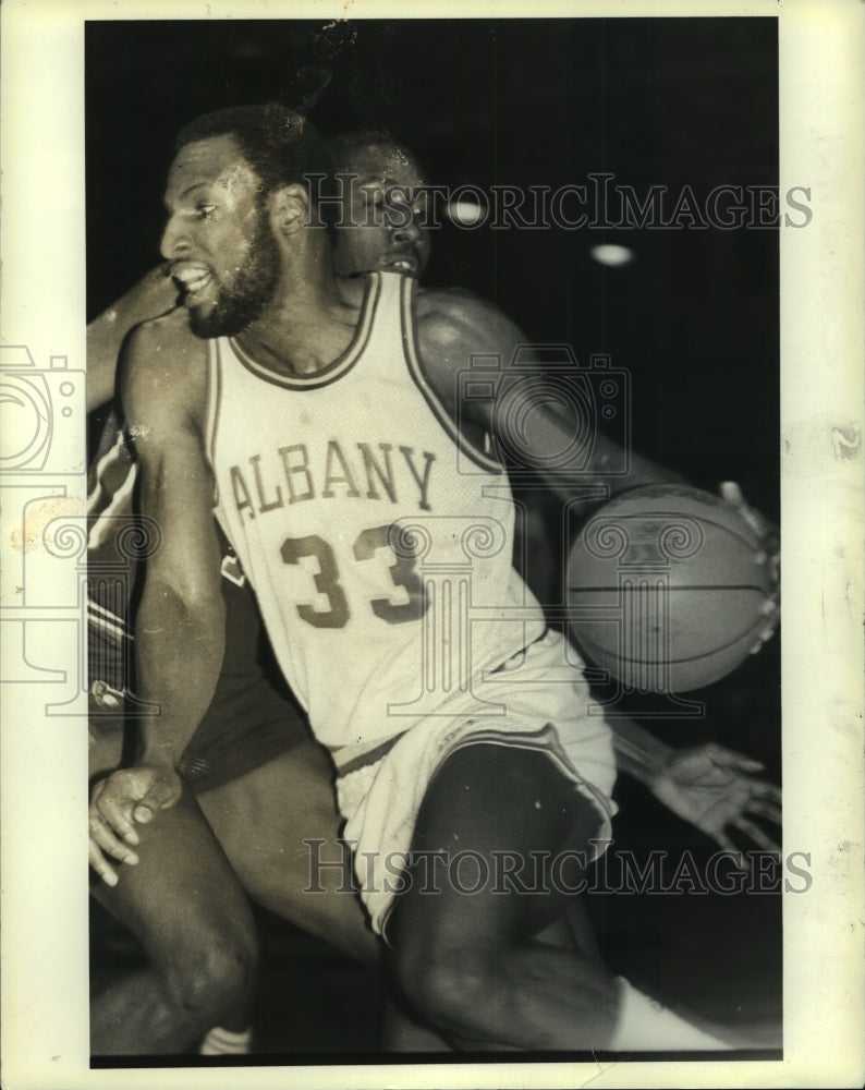 1986 Press Photo Rudy Macklin, Albany Patroons, drives basket in New York game - Historic Images