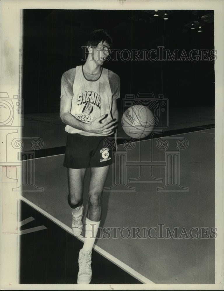 1985 Press Photo Eric Fleury walks off the court after practice at Siena College - Historic Images