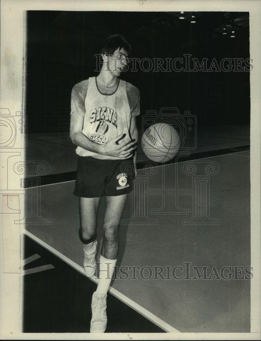 1985 Press Photo Eric Fleury walks off the court after practice at Siena College - Historic Images