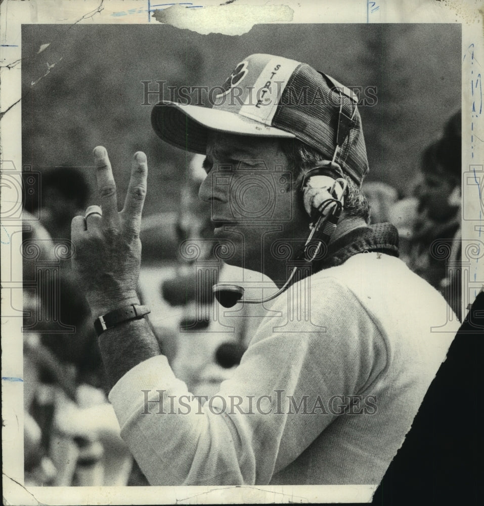 Press Photo SUNYA Football Coach Bob Ford holds up to fingers during game - Historic Images