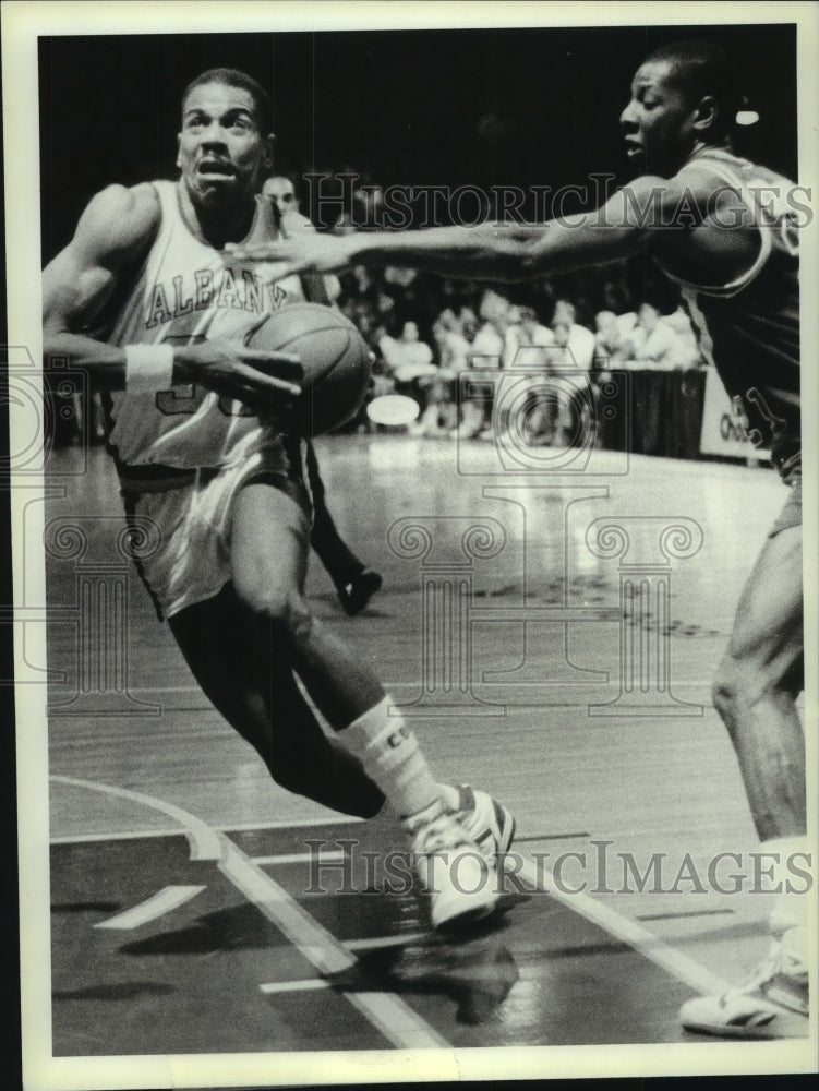 1988 Press Photo Albany Patroons #30 Derrick Rowland drives for hoop against #21 - Historic Images