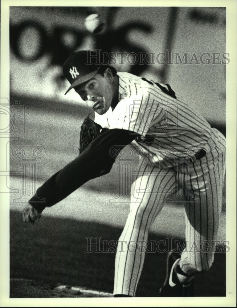1989 Press Photo Yankees pitcher Kevin Mmahat throws pitch during baseball game- Historic Images