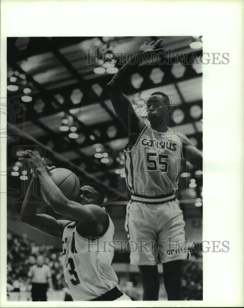 Press Photo Siena #23 has ball land in his face during game against Canisius #55- Historic Images