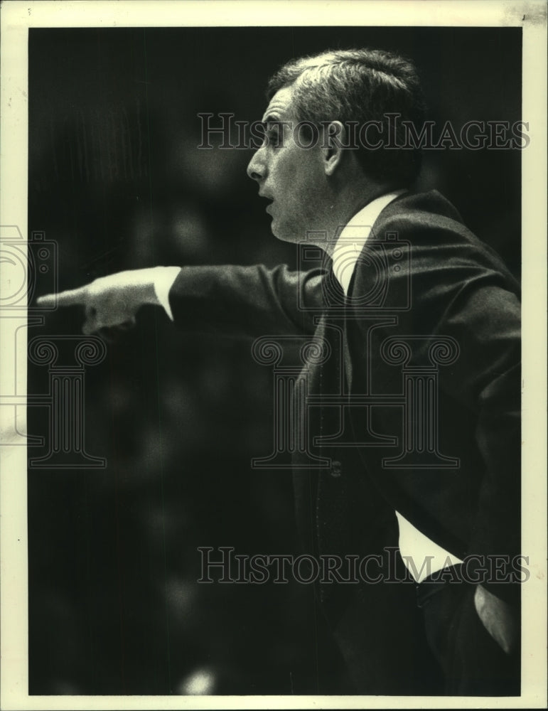 1991 Press Photo Basketball Coach Mike Deane points during a game - tus01591 - Historic Images