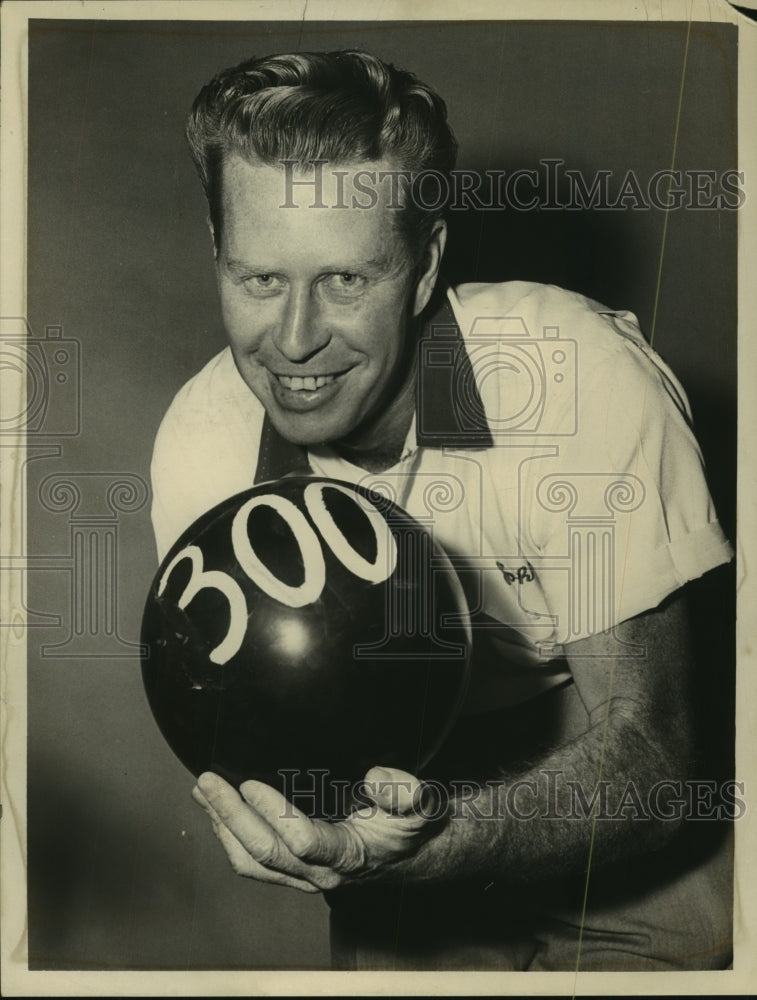1960 Press Photo Bowler John Red Coleman holds ball with "300" written on it - Historic Images