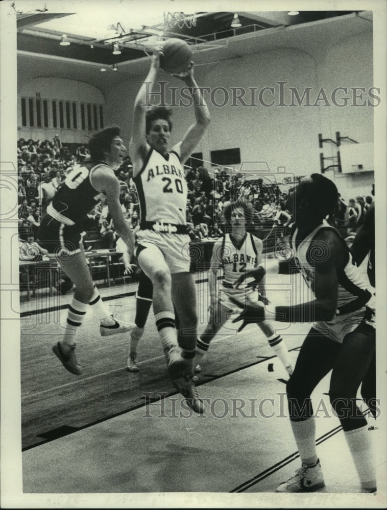 1979 Press Photo SUNYA&#39;s Rob Clune #20 leaps to grab rebound in game - tus01624- Historic Images