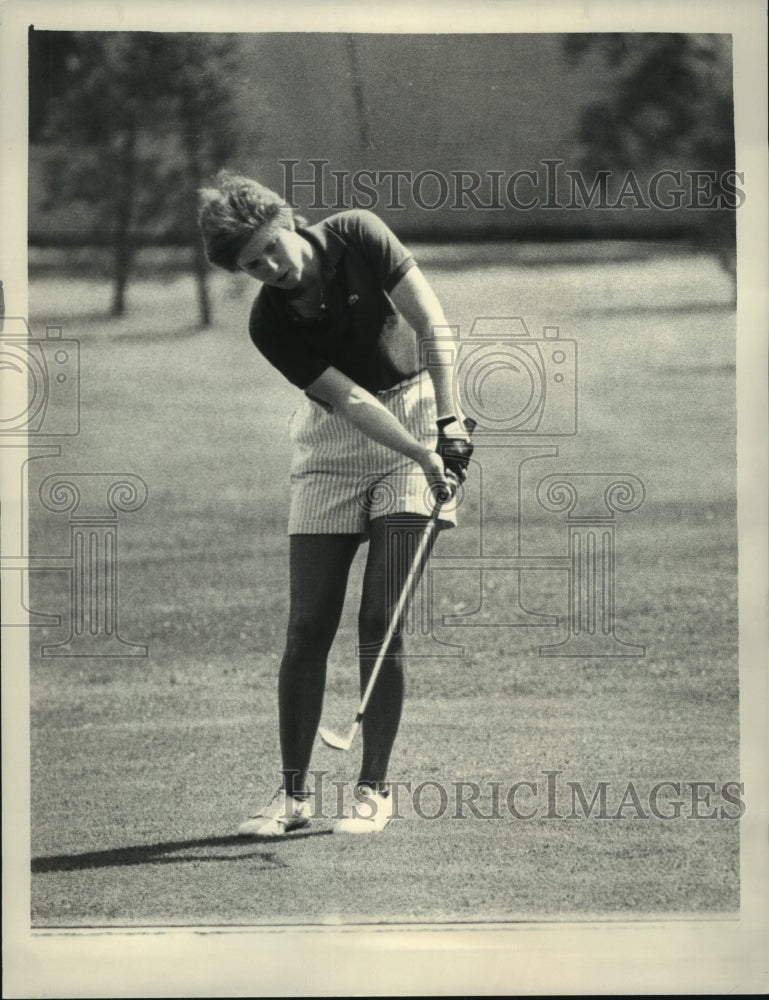 1984 Press Photo Golfer Mitzi Edge chips a ball at Town of Colonie Golf Course - Historic Images
