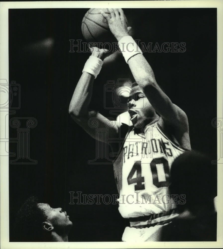 1989 Press Photo Albany Patroons #40 Derrick Roland gets off a shot in game - Historic Images