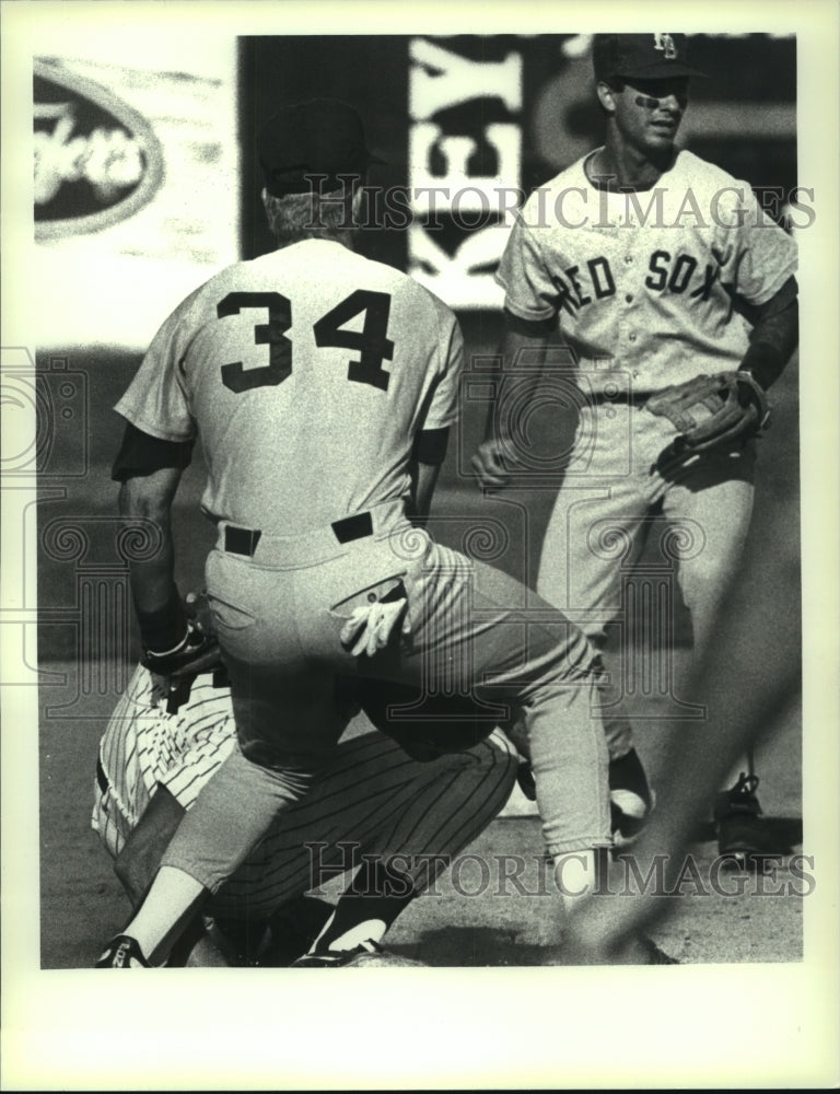 1989 Press Photo Albany Yankees #45 gets tagged in rundown against Red Sox- Historic Images